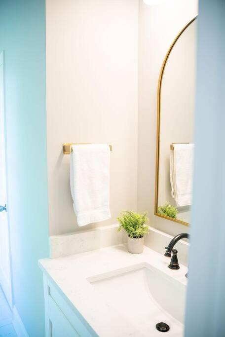 Brand New: Urban Oasis 5 Min From Mercedes Benz
